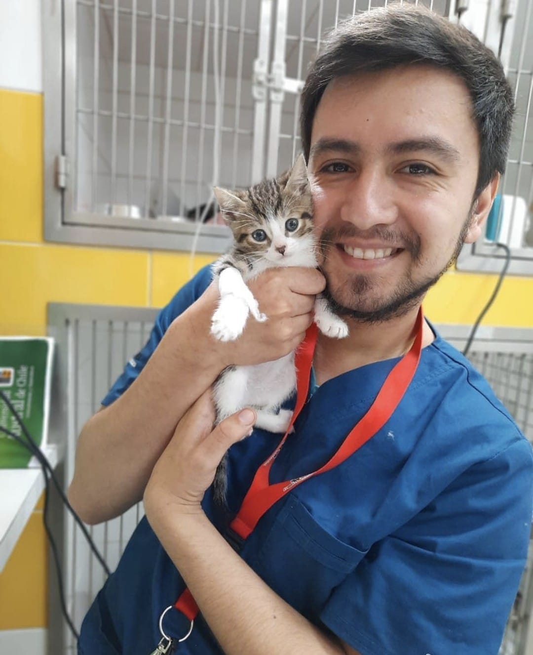 Dr. Adrián González con gatito