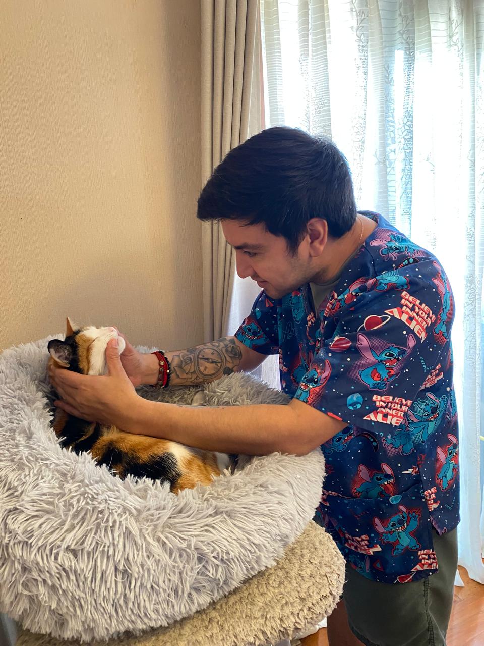 HakiVET - Dra. Catherinne con gata tricolor